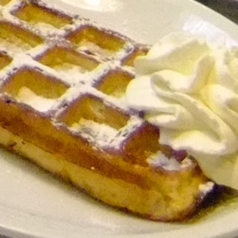 The Honoré waffle with whipped cream／オノレワッフル　ホイップクリーム添え(Léon de Bruxelles -Restaurant Opera／レオン　ドゥ　ブリュッセル－オペラ店)