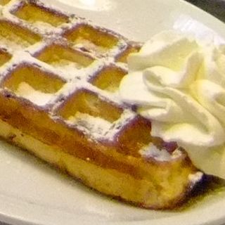 The Honoré waffle with whipped cream／オノレワッフル　ホイップクリーム添え(Léon de Bruxelles -Restaurant Opera／レオン　ドゥ　ブリュッセル－オペラ店)