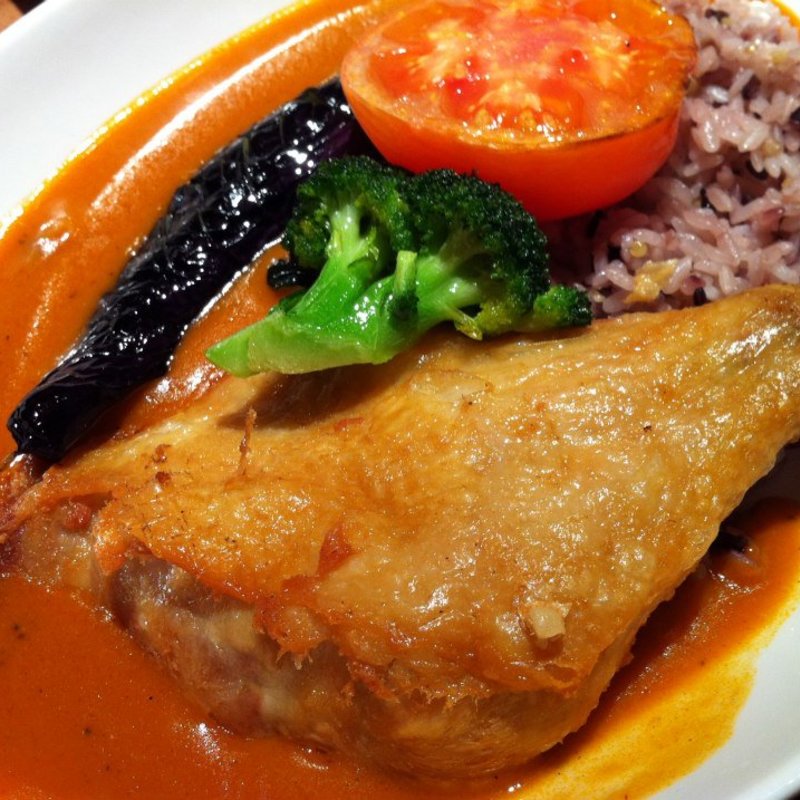 旬の野菜と余分な脂を落とした スチームチキンレッグでバターチキンカレー(やさいの王様 日比谷シャンテ店 | やさいレストラン)