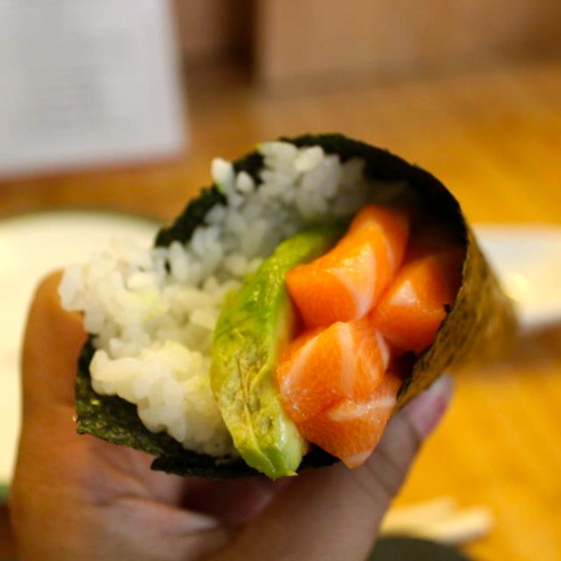 サーモンとアボカドの手巻き寿司(Matsuri)