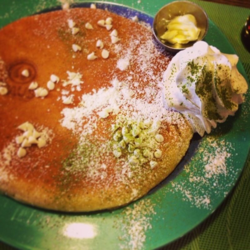 抹茶ホワイトチョコチップホイップパンケーキ(PAUS)