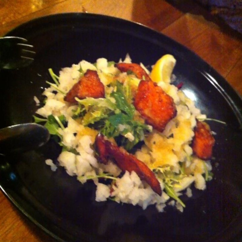 鮭の素揚げと鬼卸し大根のサラダ(Royal Garden Cafe 渋谷店)