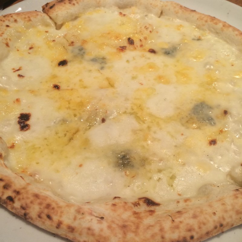 4種のチーズのピッツァ 〜ハチミツ付き〜(ピッツァ サルヴァトーレ クオモ)