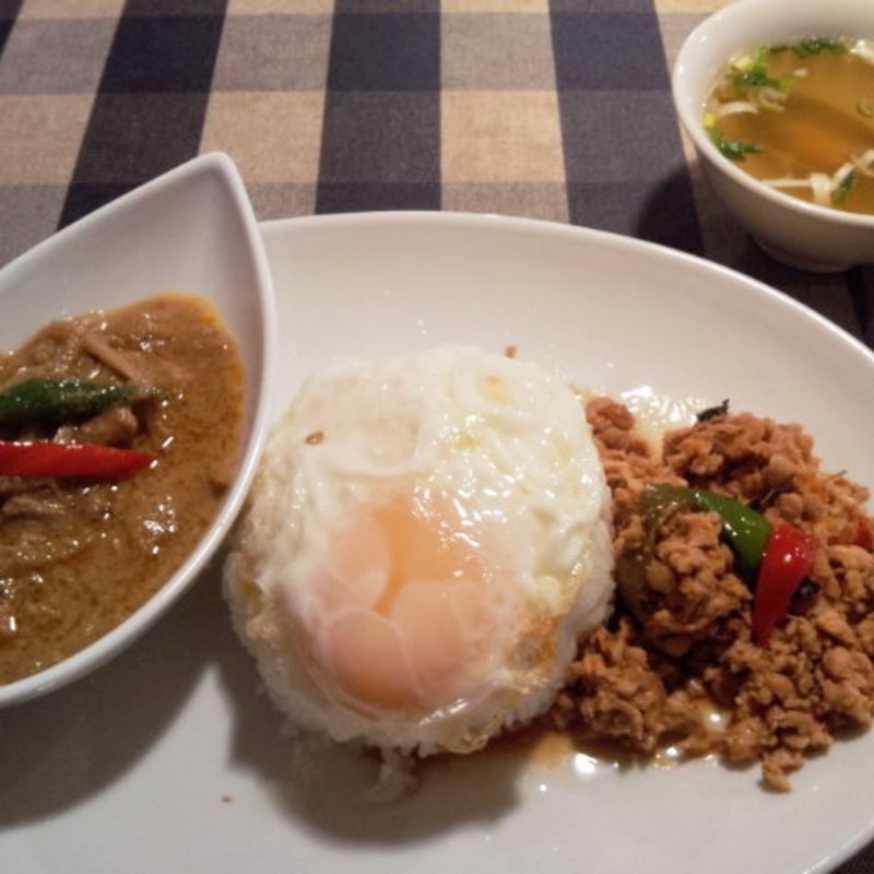 ガパオライスとグリーンカレーランチ(タイ屋台料理 ティーヌン 銀座ファイブ店)