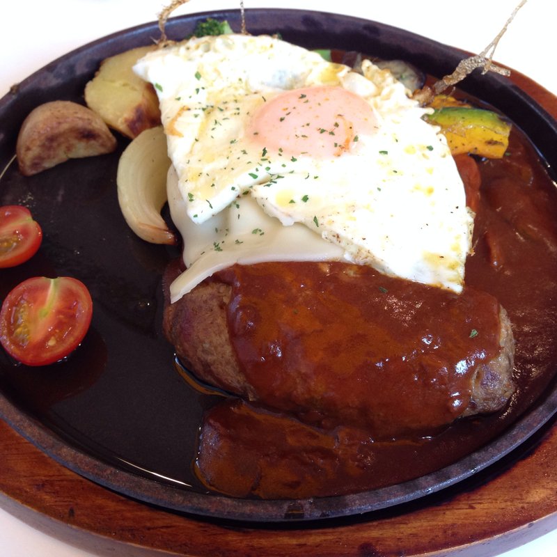 自家製ハンバーグとフライドエッグの窯焼きフレンチトースト(フレンチトースト専門店 Hug Frenchtoast cafe 梅田)