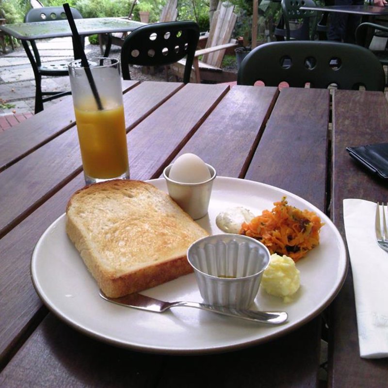 トーストセット, パラダイスアレイの山食パン、半熟ゆで卵、グリーンサラダ(GARDEN HOUSE Kamakura ガーデンハウス鎌倉)