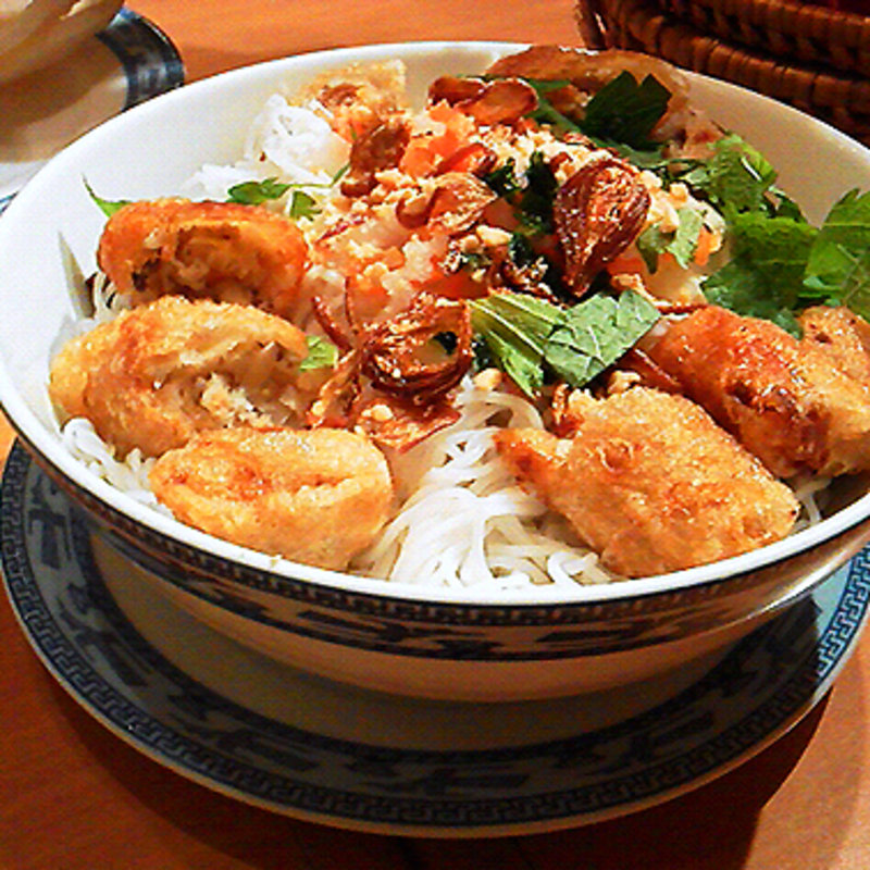 揚げ春巻き素麺 (サイゴンマジェスティック)