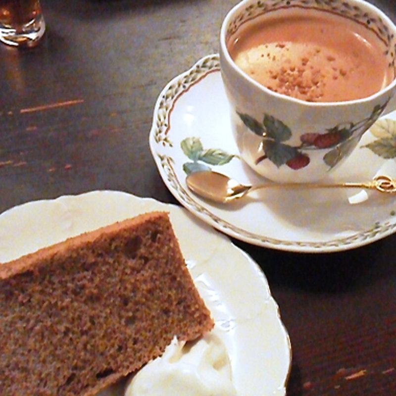 スパイシーミルクティーと紅茶シフォン (カフェペルレイ)