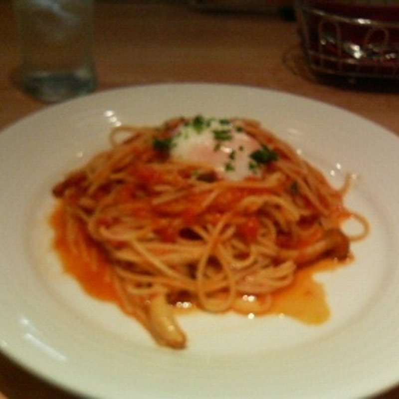 ベーコンとしめじのピリ辛トマトソース半熟玉子添え(パステル岡崎店)