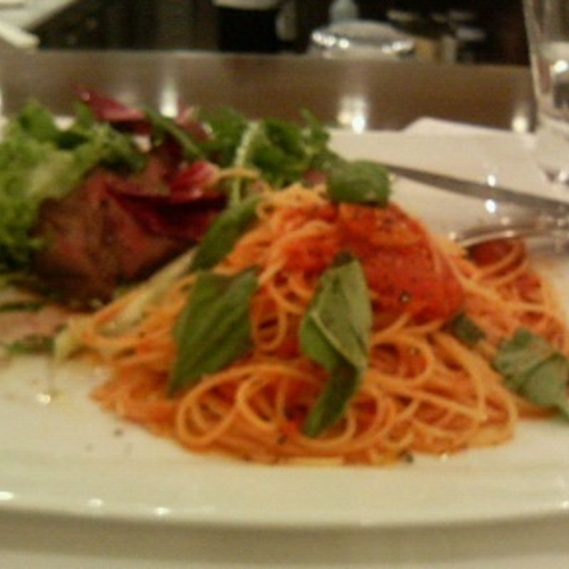 ローストビーフとトマトソースパスタ(エッセンツァ)