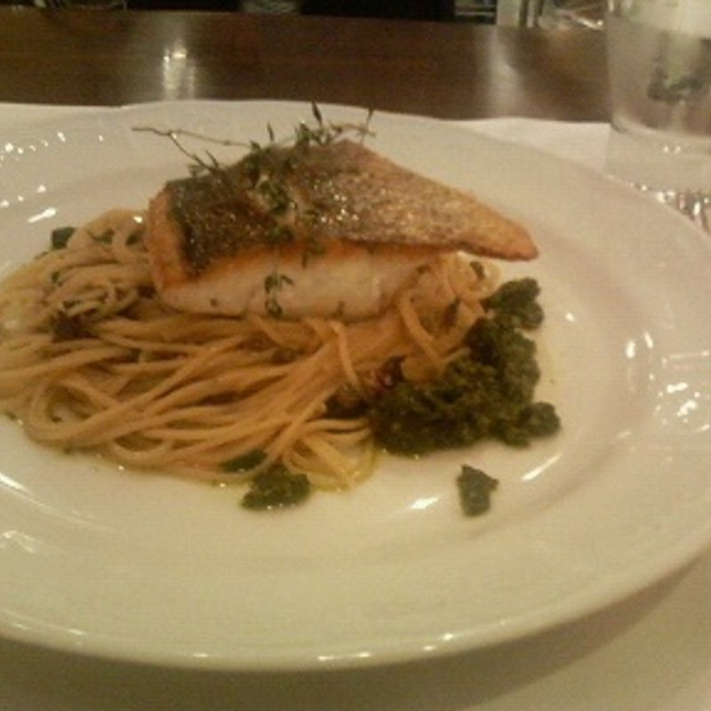 スズキとアンチョビとオリーブのパスタ(エッセンツァ)