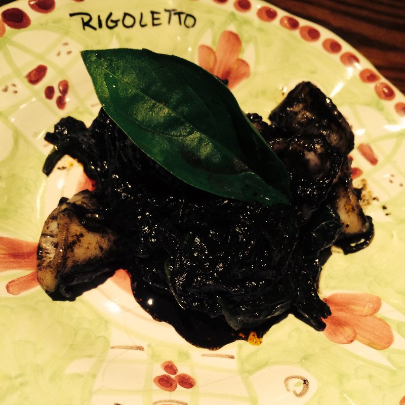 小ヤリイカとほうれん草の墨煮(RIGOLETTO WINE AND BAR)
