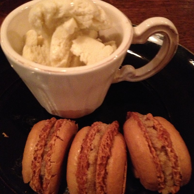 紅茶のマカロンとアイスクリーム添え(organ)