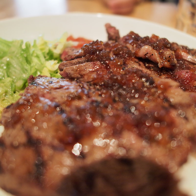 ビーフステーキ丼(TSUNAMI)
