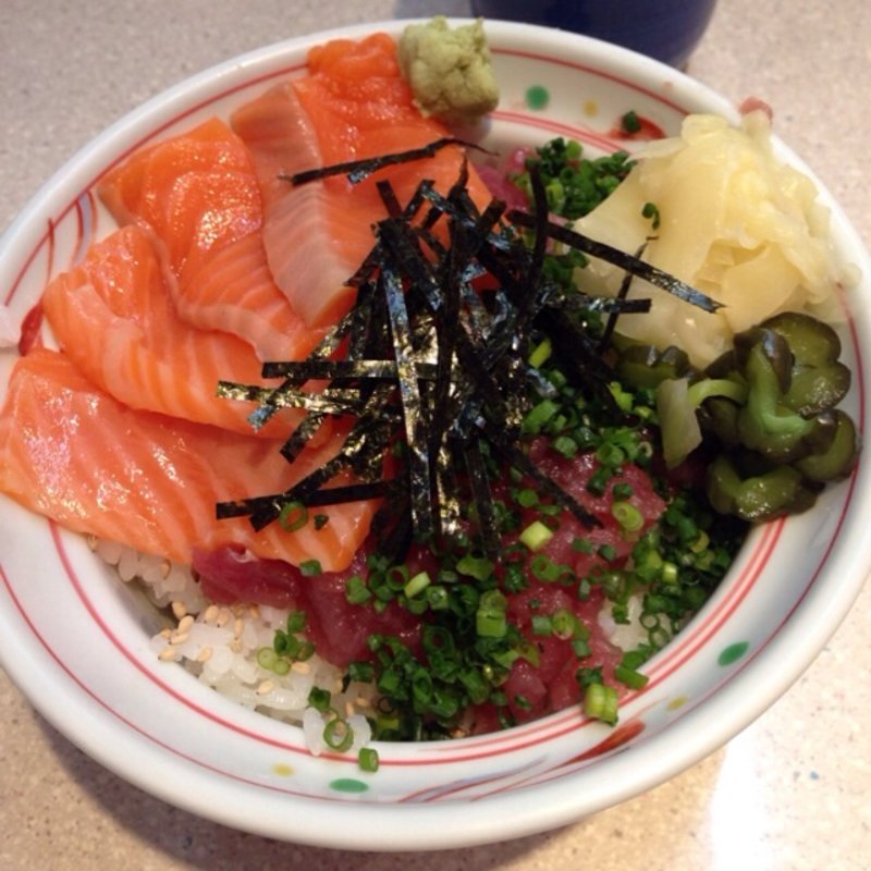 サーモンマグロ丼(仲家 （なかや）)