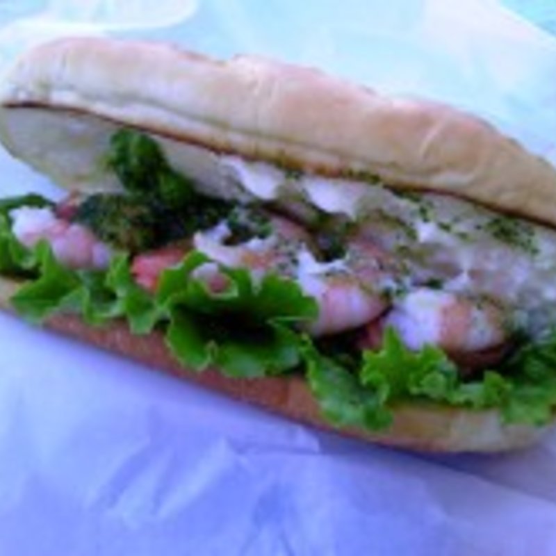 スモークサーモンと海老バジルのサンド(OiciO)