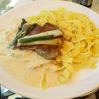 Steak z vepřové krkovičky s chřestem, fettuccini (Pizzeria Subito presto)