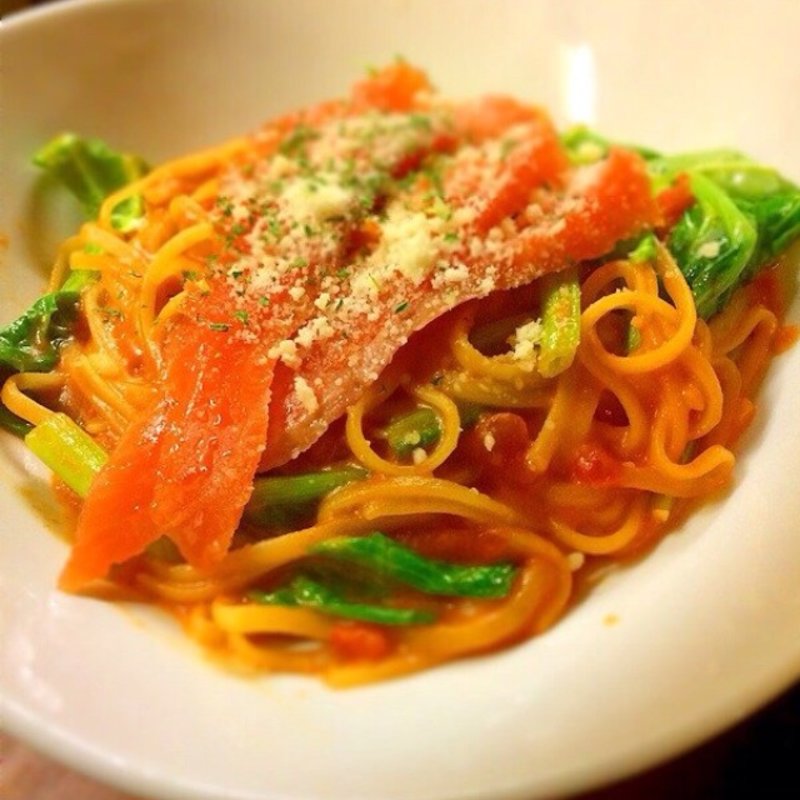 サーモンとほうれん草のトマトクリームパスタ(Italianバル HOME笹塚 （ホーム ササヅカ）)