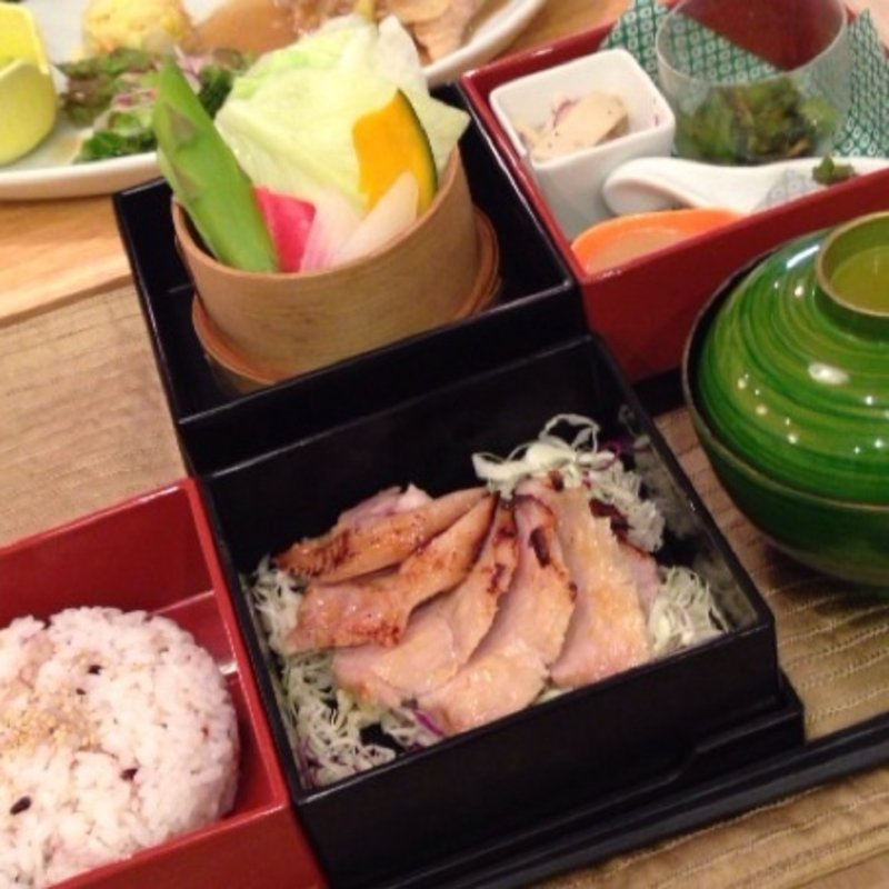 松花堂風にじいろ弁当(にじいろ食堂)