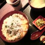 どっさり「釜揚げしらす」のふわ玉丼