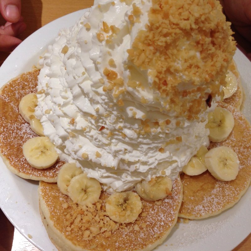バナナホイップクリームとマカデミアナッツ（Wホイップ）(Eggs 'n Things 横浜山下公園店)