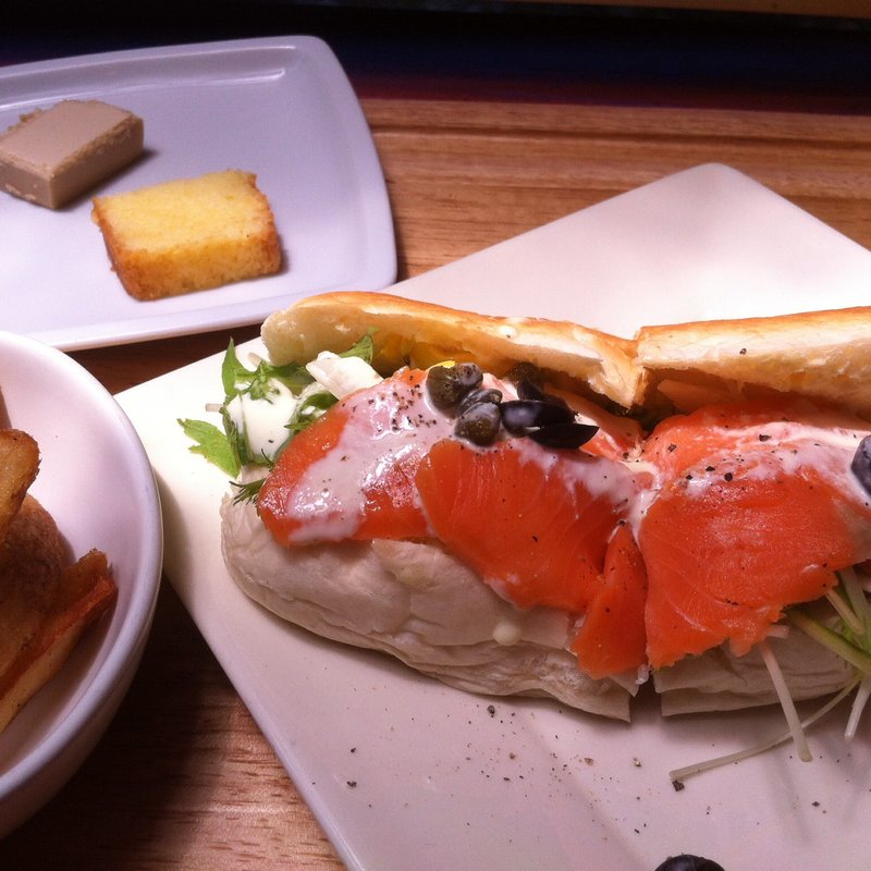 スモークサーモンの地中海サンド(北浜サンド APPLIQUE)