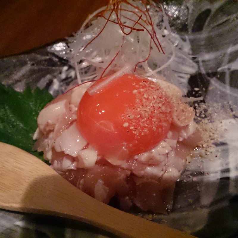 笹身と自然卵のユッケ(軍鶏郭茶寮)