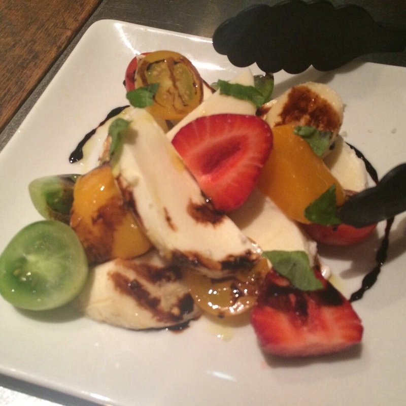  フルーツトマトとモッツァレラチーズのカプレーゼ	(ブルックリンパーラー新宿)