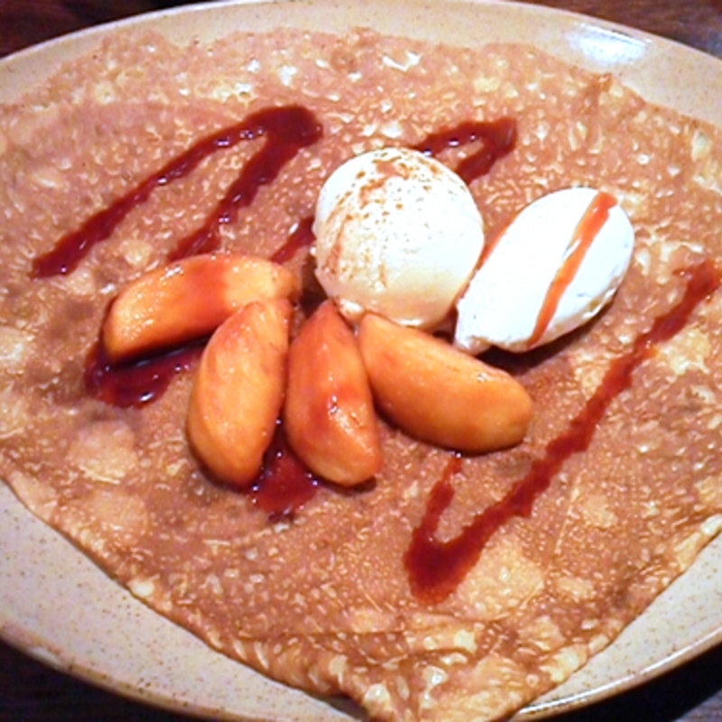 スパイス風のキャラメルクレープ+アイス (ブレッツカフェクレープリー 銀座店)