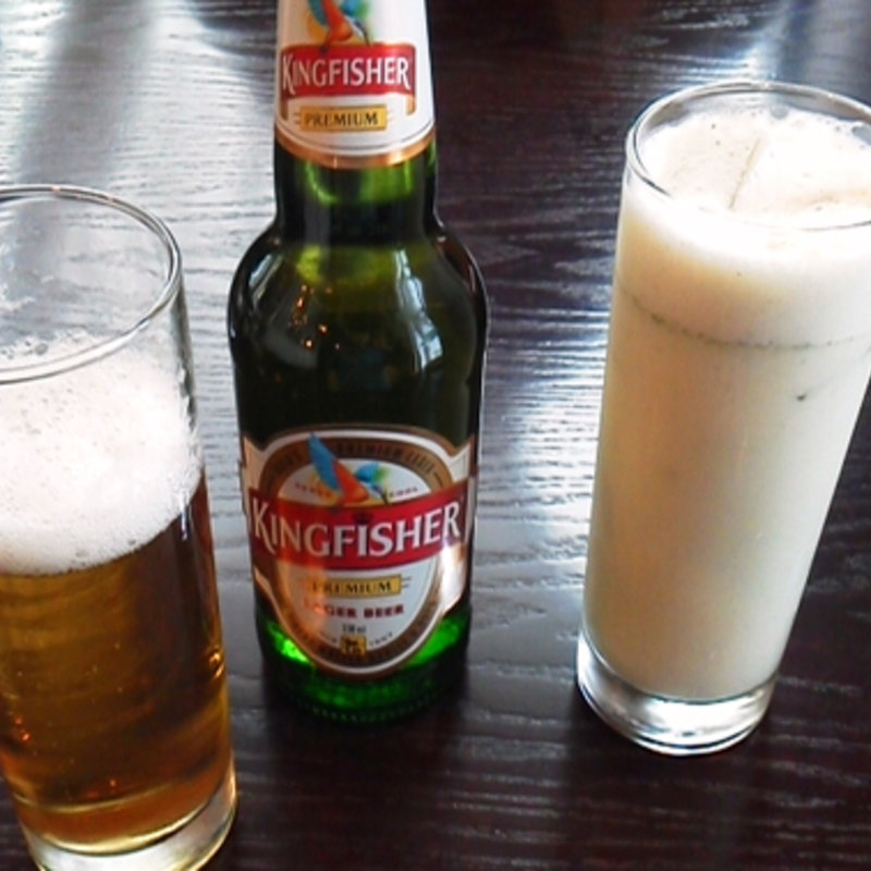 キングフィッシャービールとスパイシーソルトラッシー (アーンドラ・ダイニング 銀座)