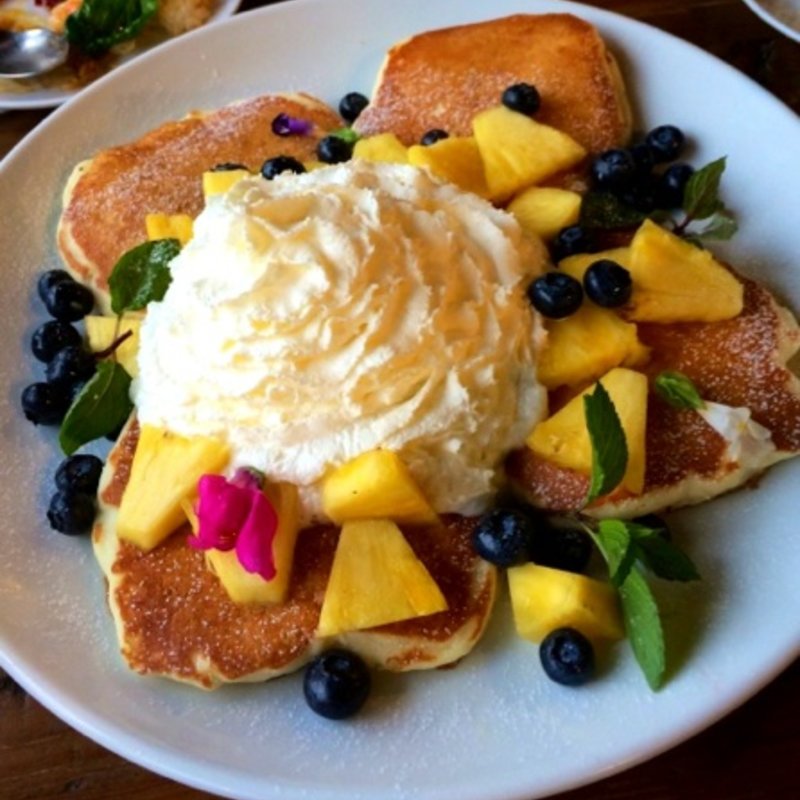 パイナップル＆ベリーホイップパンケーキ(コナズ珈琲ふじみ野)