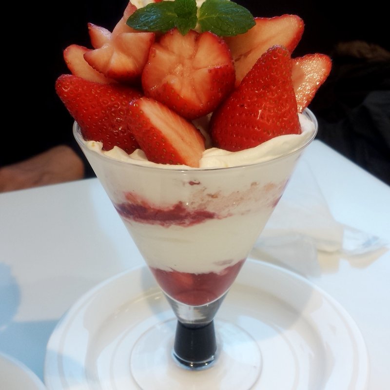ももいちごパフェ(新宿高野本店 タカノフルーツパーラー)