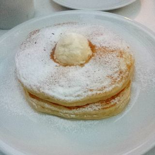 Butter milk pancakes with whipped better & maple syrup(crisscross)