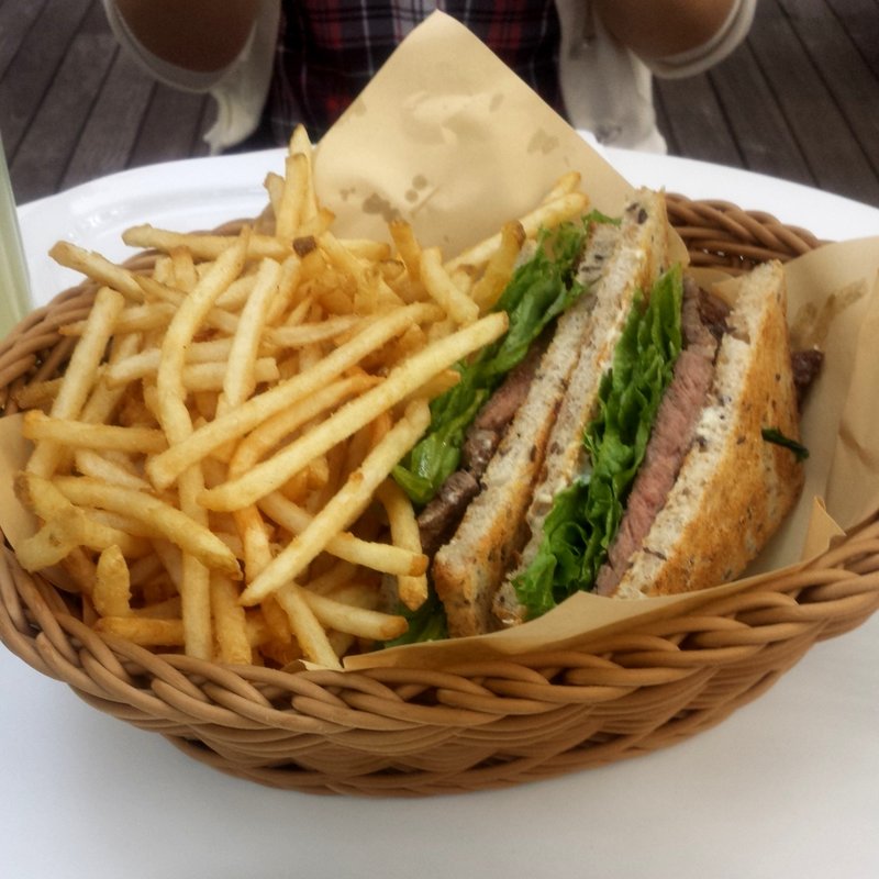 リブアイステーキとルッコラのシリアルトーストサンドレフォールマヨネーズ(crisscross)