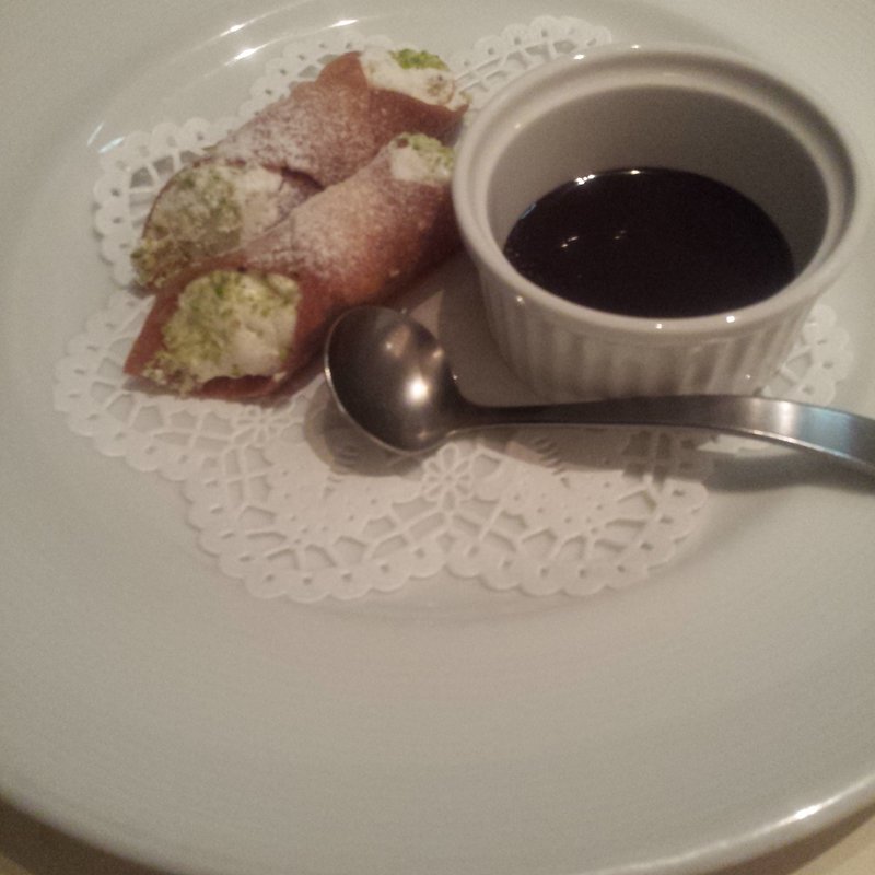 シチリア名物　リコッタチーズクリームのカンノーロ　スパッカナポリ風(ピッツォランテ スパッカ ナポリ （Pizzo Rante Spacca Napoli）)