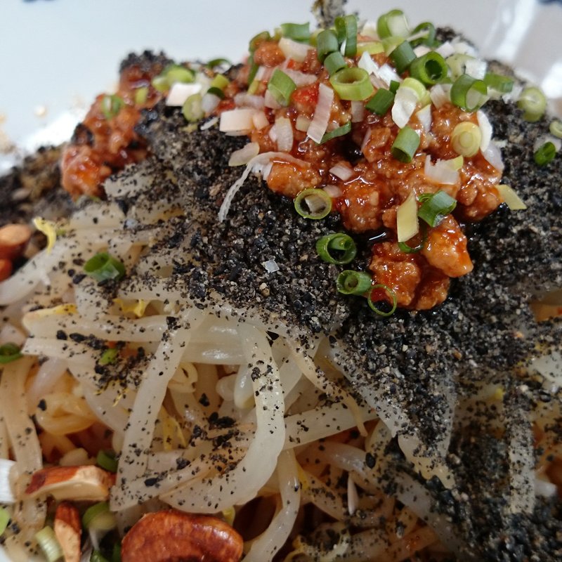 冷し汁なし黒胡麻坦々麺(ダブルハピネスダイニング)