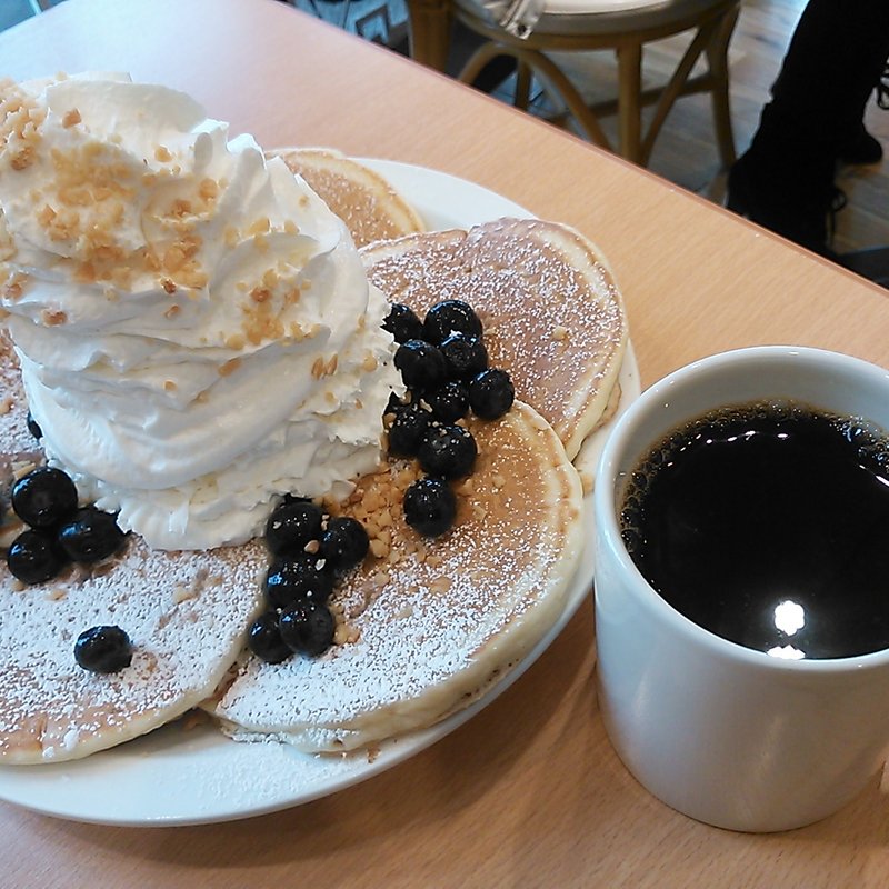 ブルーベリーホイップクリームとマカデミアナッツ(Eggs 'n Things 横浜山下公園店)