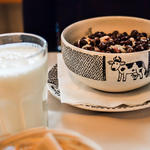 Grey peas with fried smoked bacon and kefir