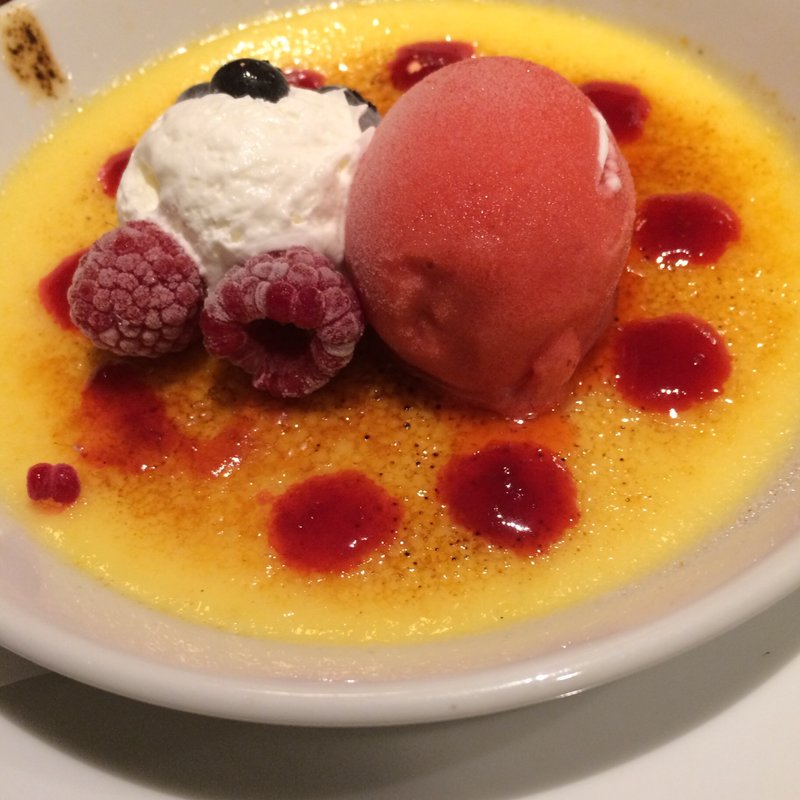 自家製クレームブリュレ フランボワーズシャーベット添え(椿屋カフェ 新宿東口店)