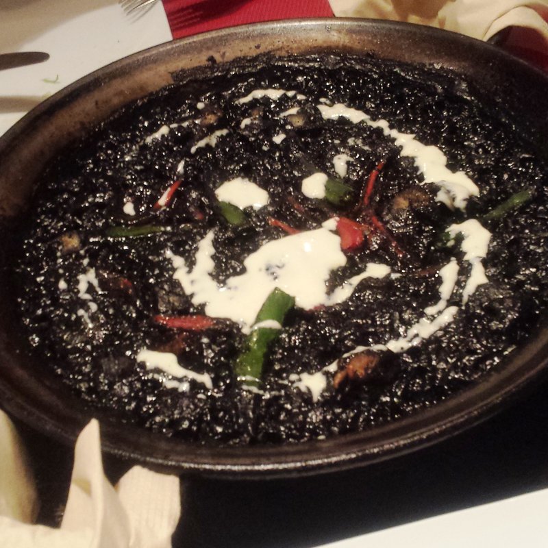 イカスミのパエリア( ビキニ　タパ （Bikini TAPA）  ）)