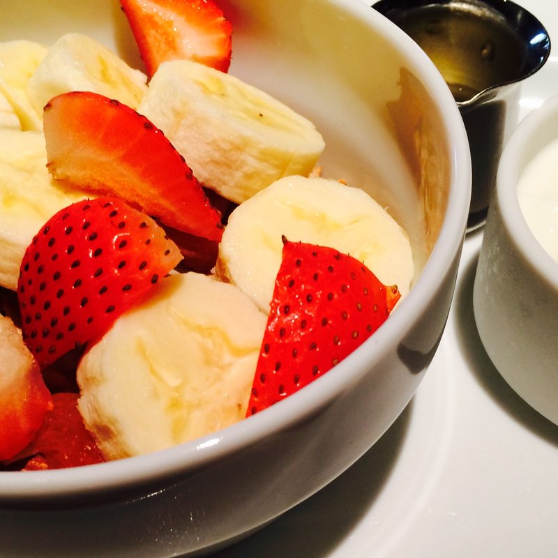 自家製グラノーラとフレッシュフルーツ(crisscross)