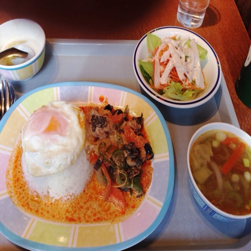 鳥肉のレッドカレーソース炒め(サームロット)