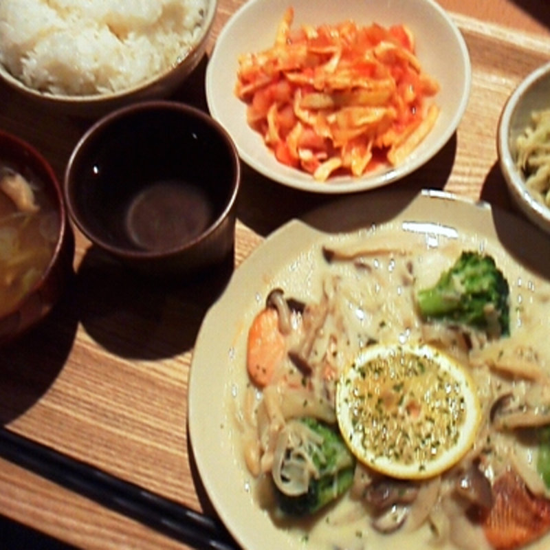 サーモン定食(丸の内タニタ食堂)