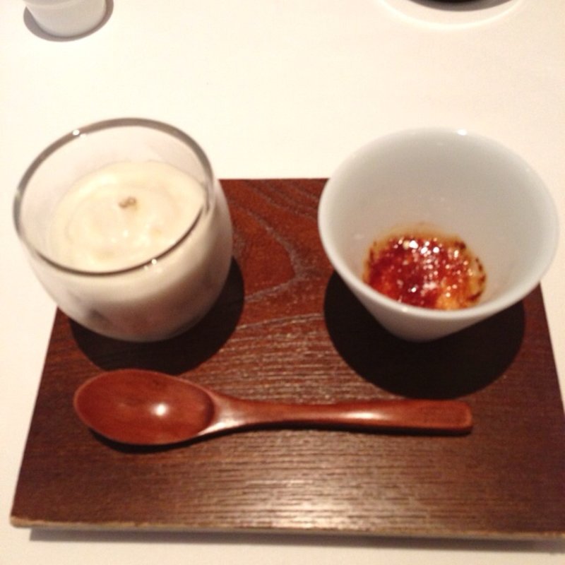 ホワイトアスパラガスのエスプーマ、フォアグラのクリームブリュレ(オマージュ)