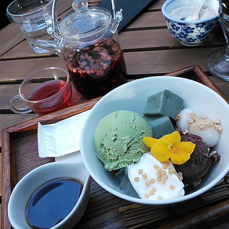 和スイーツ～ 生麩と白玉のクリームあんみつ　厳選茶葉セット (神楽坂 茶寮 本店)