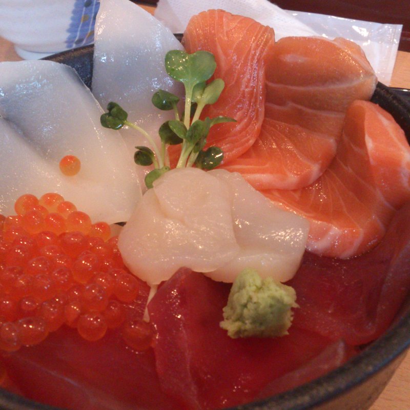 三色丼(海鮮すし 海花亭 （かいせんすし かいかてい）)