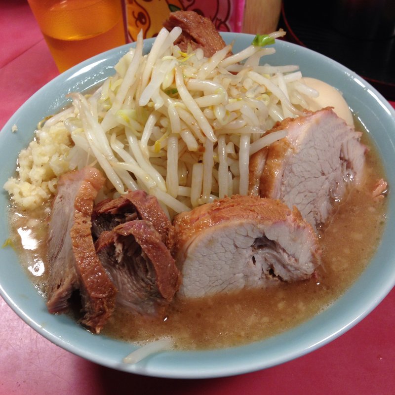 ラーメン、チャーシューダブル。ヤサイニンニクカラメ。(ラーメン二郎  新宿歌舞伎町店)
