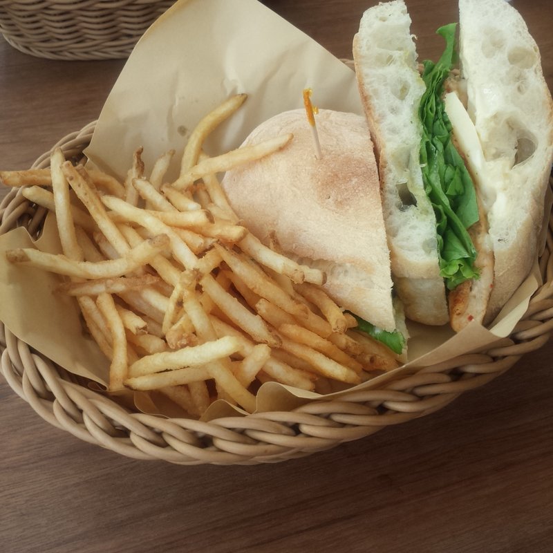 ケイジャンチキン、レタス、トマトのチャバタサンド　 チポトレマヨネーズ(crisscross)