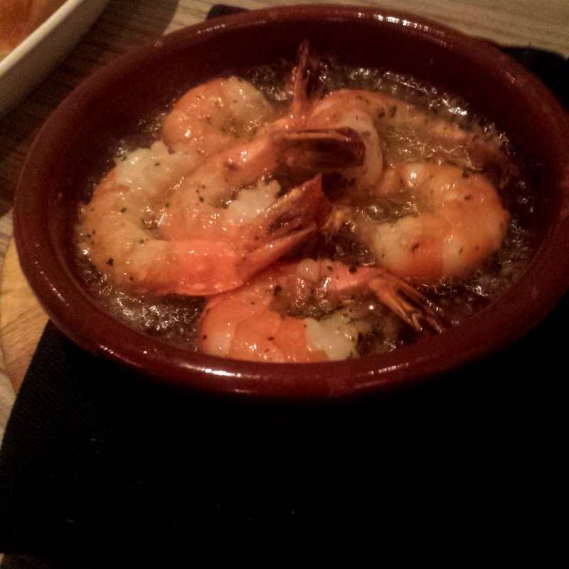 海老のガーリックオイル煮(スペインバル新宿ボルコ)