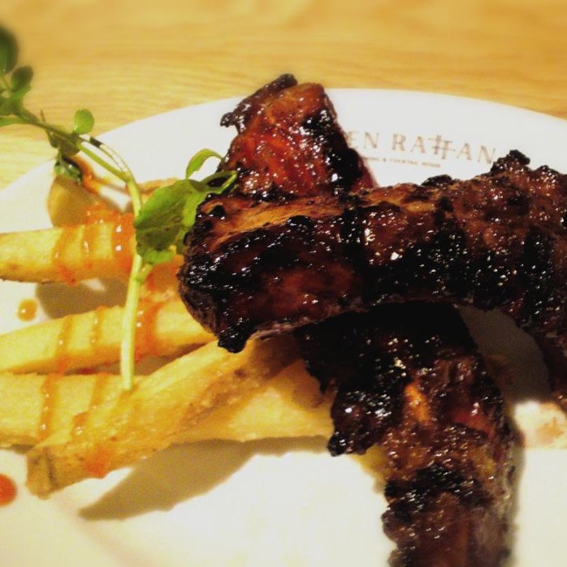 香ばしくジューシーに焼き上げた”特製バックリブグリル”(GREEN RATTAN （グリーンラタン）)